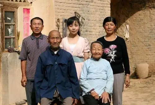 32岁王二妮全家近照高帅老公超有型农村姑娘逆袭时尚女神