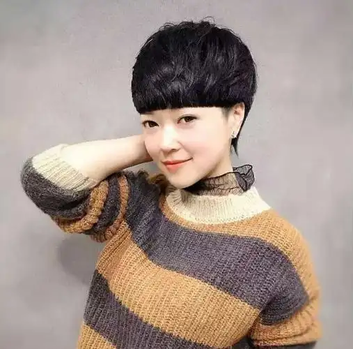 年过50岁脸圆发量少的女人,剪短烫卷才更减龄,瘦脸还显发量多