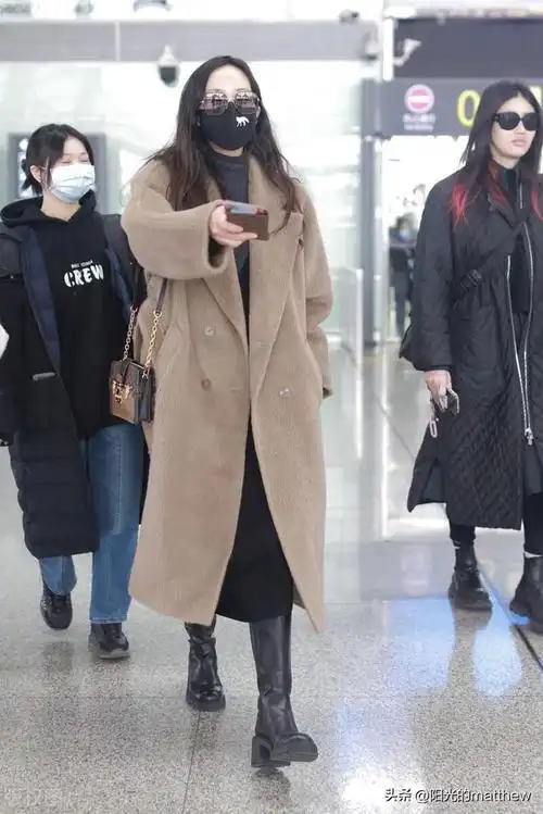 韩雪结束浪姐5初舞台录制现身机场驼色大衣搭配墨镜简约摩登