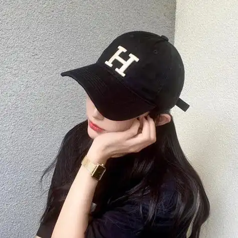 鸭舌帽拍照女生头像