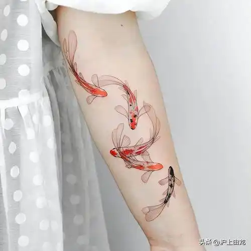 上海纹身店适合女生的小清新金鱼纹身图案_文化_勇气_中国