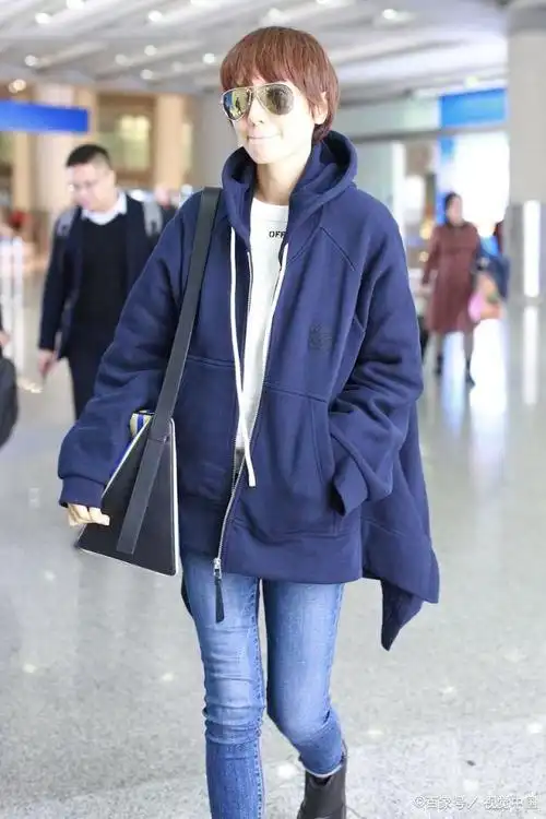 袁泉穿蓝色卫衣现身机场,搭配牛仔裤墨镜遮面,俏皮可爱