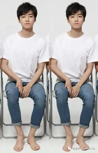 高能少年团海报花絮照 光着脚丫的王俊凯