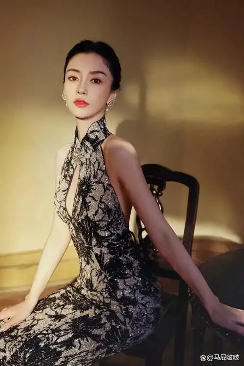 今天给大家杨颖性感的新中式旗袍造型写真