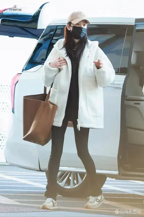 杨幂最近机场穿搭|羊羔毛外套看着好暖和