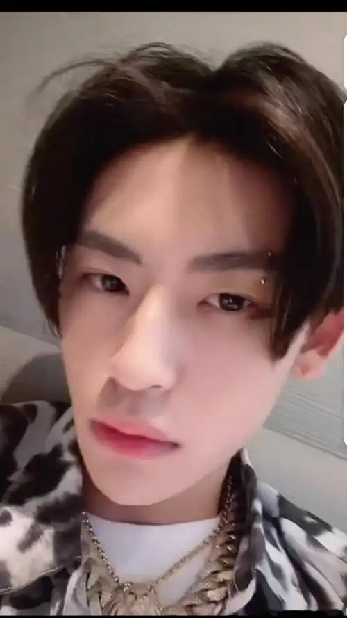 小鬼更新微博视频 肤白貌美的臭美小可怜