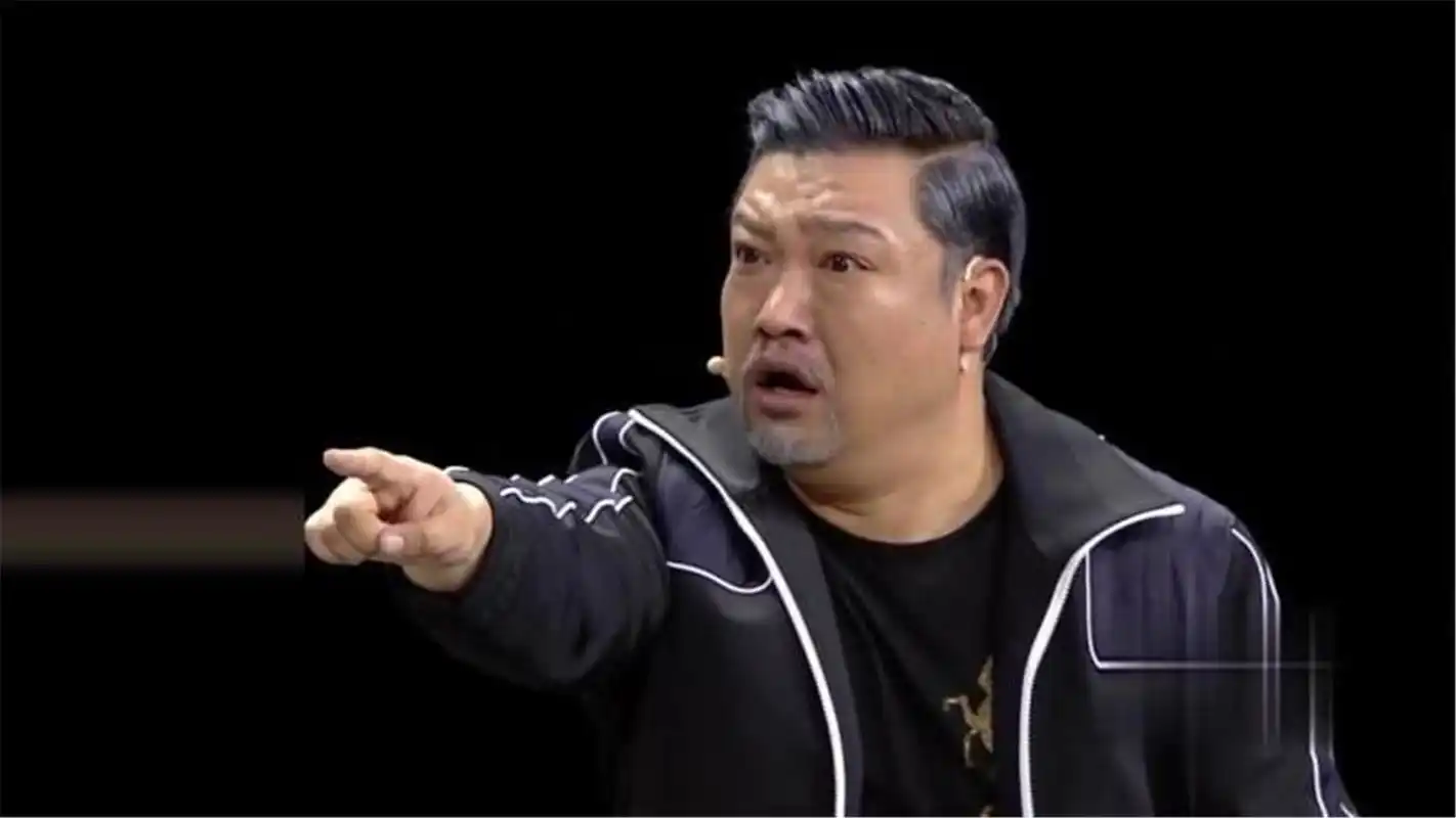 贾冰也是这两年很活跃的小品演员.