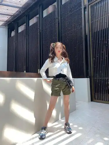 "小作精"虞书欣真会穿!一袭红色连衣裙精致又显气质,又美又仙_女生