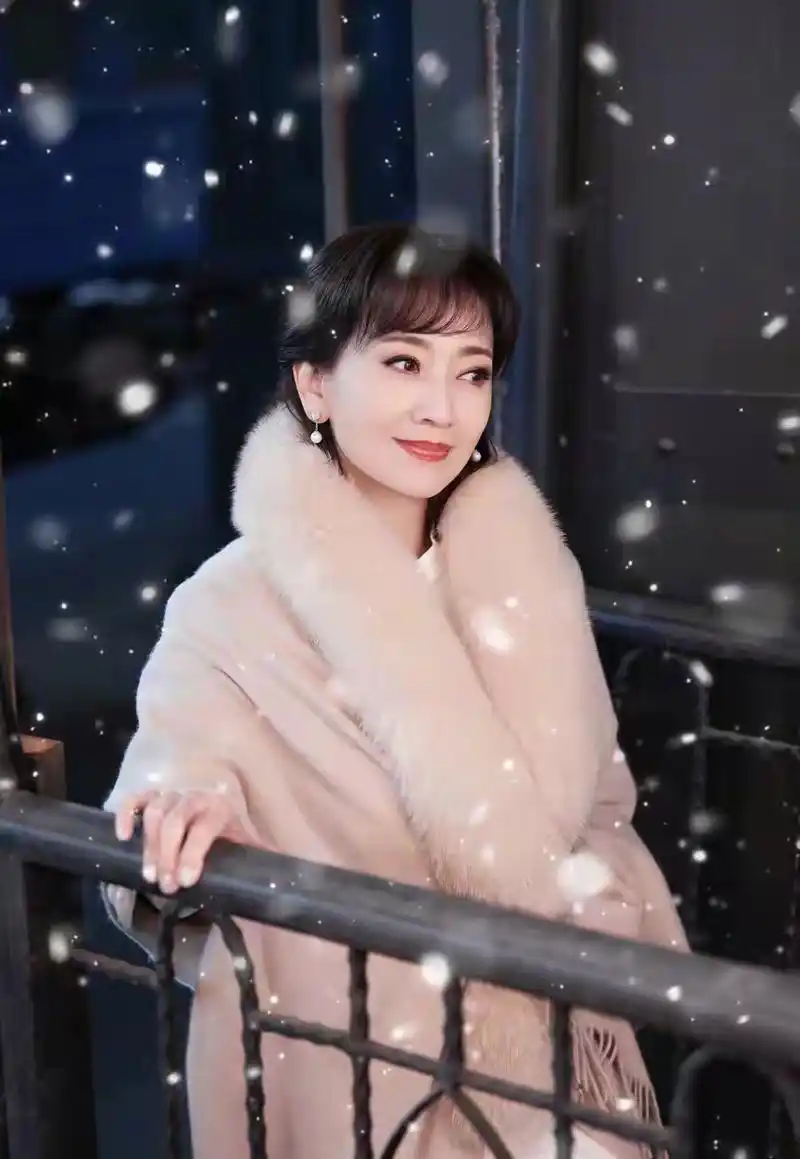 70岁赵雅芝的一组照片.