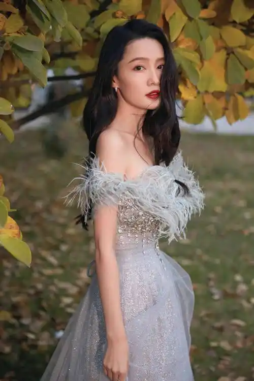 李沁蓝色连衣裙香肩写真_腰身_设计_裙子