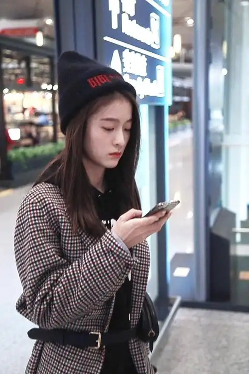 张雪迎现身机场 随性穿搭简约又时髦