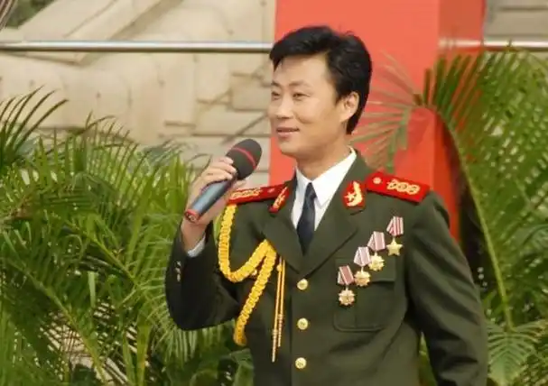 回顾耿为华和郑佳离婚后,一个51岁依旧单身,一个37岁二婚入围城