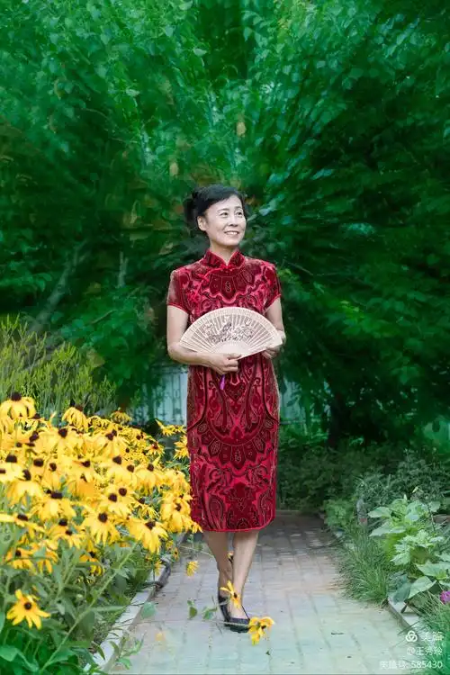 穿上多年未穿过的旗袍也得瑟一下,传承旗袍之美,展示现代中老年人的