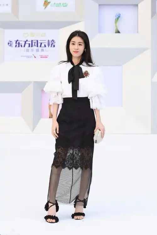 张碧晨白长这么高了, 走红毯就没穿对过一次, 特别是鞋子!