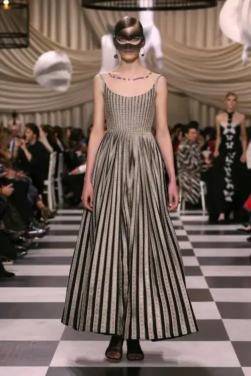 白色晚礼服上华美的黑色褶裥犹如桢桢书页般散发梦幻气息.