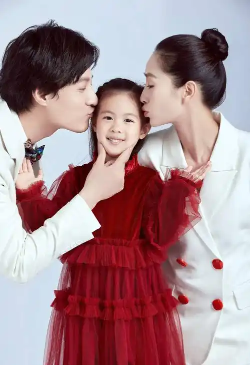 陶昕然晒全家福颜值高,女儿越长越像妈妈,网友喊话安陵容多拍戏_西装