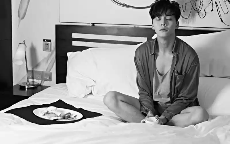 帅哥陈伟霆清晨慵懒迷人写真图片桌面壁纸