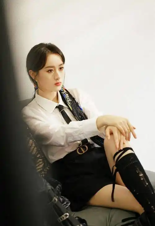 袁冰妍白色衬衣优雅时尚写真