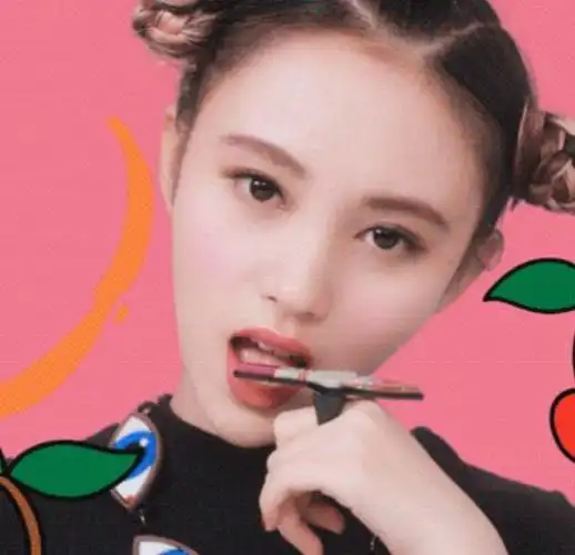 鞠婧祎第一次尝试大背头造型,当刘海掀到后脑勺后,发际线过于抢镜