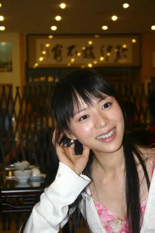 往事张静初青涩照曝光穿露肩裙身材吸睛