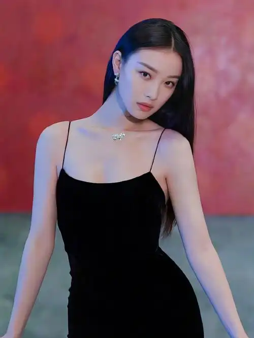 倪妮是我见过方脸最出片的,镜头感很强,身材也棒面部辨识度很高#倪妮