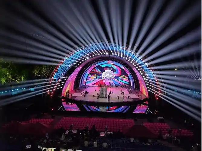 第一大块是旋转屏,通过旋转效果使舞台和室外的山水景观连为一体,增强