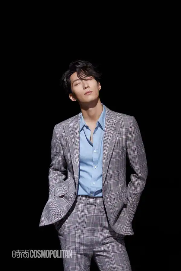 窦骁最新时尚大片曝光眼神深邃时尚力max