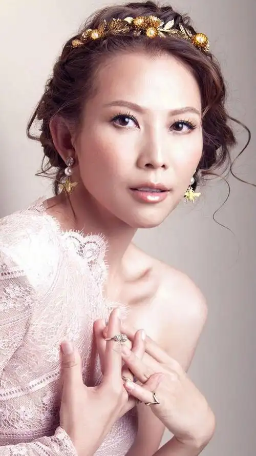 回顾蔡少芬嫁重庆小丈夫婚后连生三胎如今一家五口其乐融融