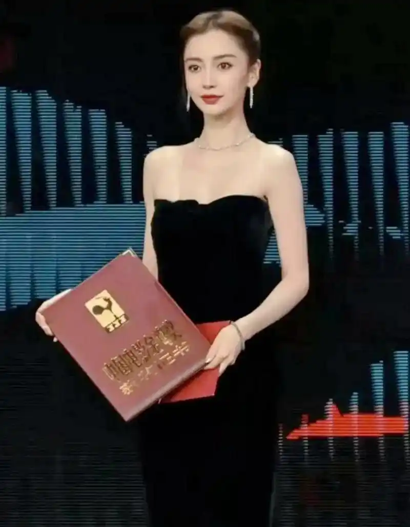 杨颖一身黑裙,简单高贵,优雅高贵,性感妩媚,美得无可挑剔!