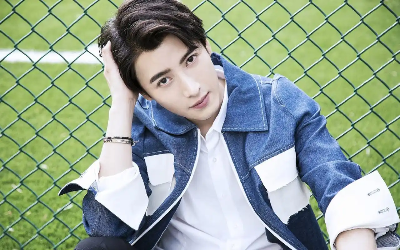 应昊茗阳光帅气户外写真图片桌面壁纸