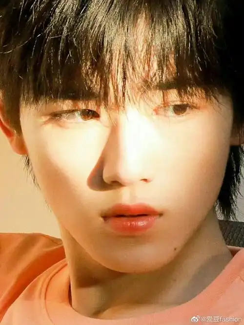 宋亚轩侧脸vs正脸