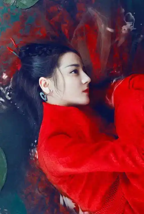 十位红衣造型惊艳的女星,个个风姿绰约,谁最霸气,谁最冷艳?