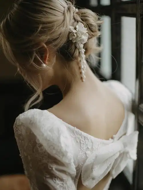 一款欧美风简约随性的新娘盘发造型