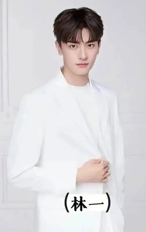 50位男艺人白色西装颜值排名,成毅16,邓为第2,龚俊13谁能登顶_演技