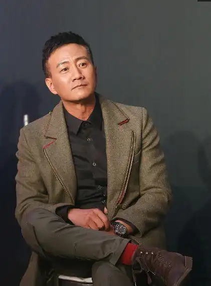 胡军一家三口同框妻子优雅女儿貌美与濮存昕坐一把椅子画面逗乐