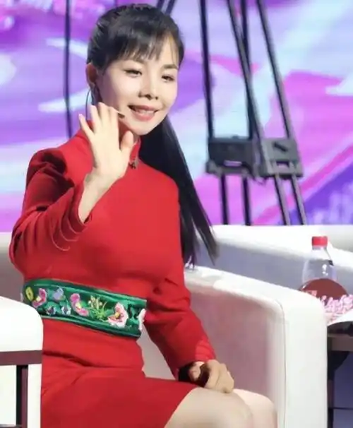 歌手王二妮:23岁成名,放弃百万年薪下嫁农村丈夫,如今过得怎样_父母