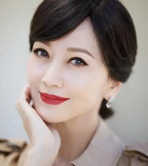 赵雅芝真是中年女性的穿搭标杆把风衣当连衣裙来穿气质优雅