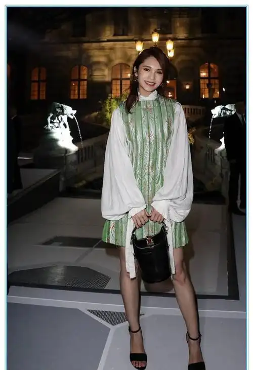 高腰裤算啥,杨丞琳的束胸裤才显腿长,161的身高硬是凹出超模腿