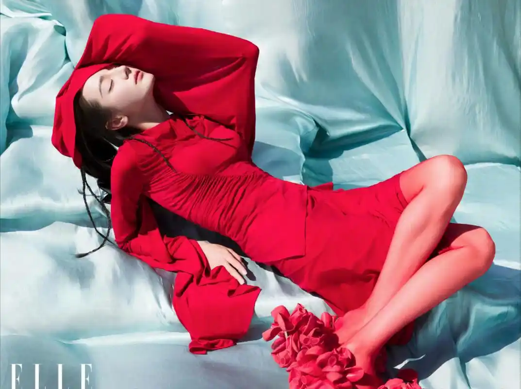 979797绝美迪丽热巴#全民ai创作节#  一袭红裙,躺在蓝色背景前