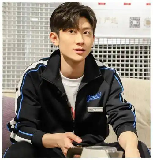 张一山头发变长了,还把头发扎起来,男生留这发型又痞又帅!