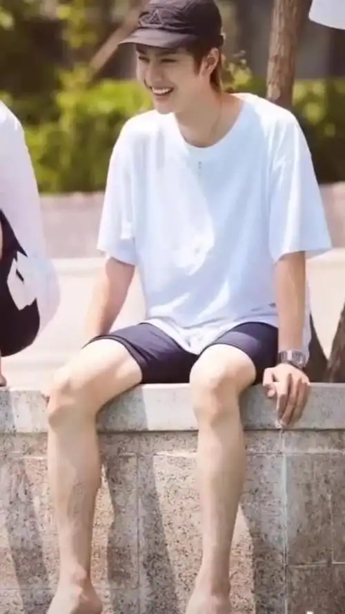 王一博:大家都有腿毛