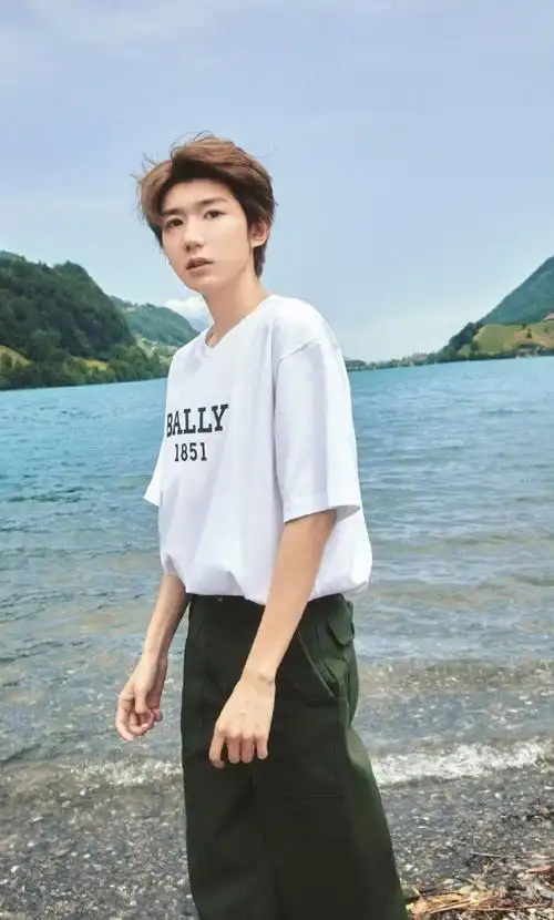 王源立夏营业照##王源白t工装裤