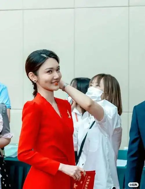 央视主持人龙洋龙年喜气洋洋才貌双全身穿红色礼服美翻天