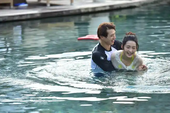 给魏大勋吹头发的是李沁