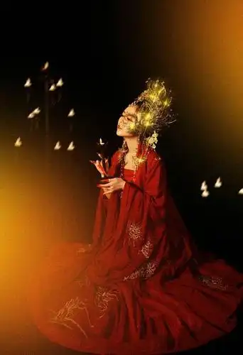 "凤凰妆"火了,女子一身红衣风华绝代脸上面具是…半只凤凰