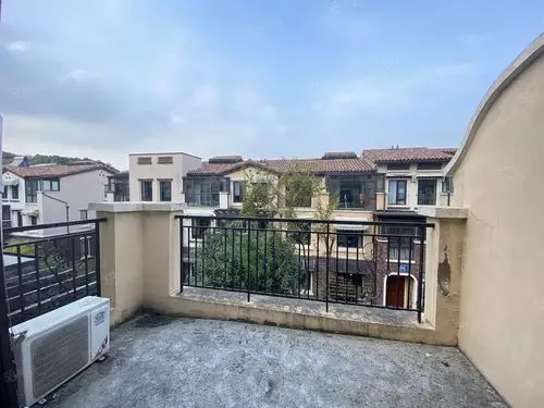 龙湖紫云台联排别墅,312平,送南北花园,售750万,证满