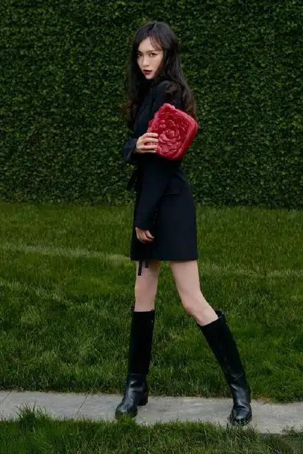 唐嫣生娃后更美了穿西装裙配皮靴又美又酷成熟女人味挡不住