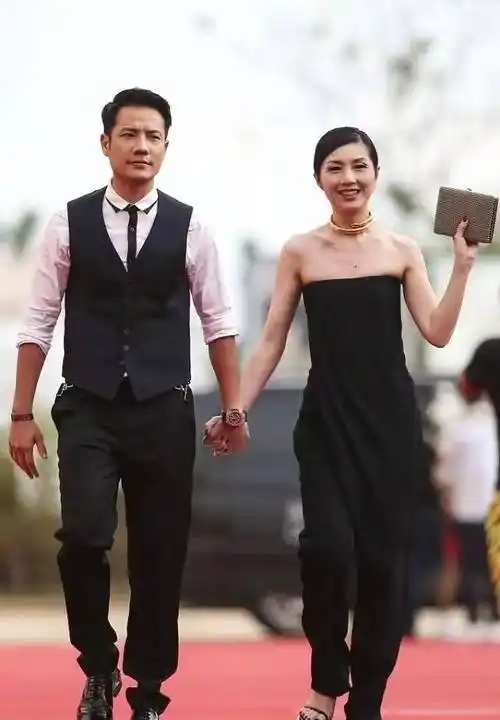 杨千嬅与结婚5年的丈夫现身,她一身黑衣彰显个性,可惜她的发型已经