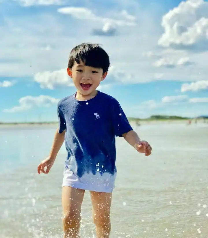 刘家凯儿子太可爱被吴青峰从小抱到大,网友:快上爸爸去哪