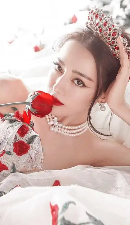 迪丽热巴婚纱造型玫瑰公主皮肤 不去想遥远的事只知道今晚月色温柔-腾